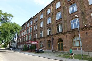 Ansicht des Plastinarium Guben. Hier findet der Präparierkurs der Ästheik Akademie Berlin statt. Bild von Wikimedia, TheFlyingDutchman, Im Plastinarium Guben findet der Präparierkurs der Ästhetik Akademie Berlin statt. Bild: Wikimedia/TheFlyingDutchman, CC-BY-3.0